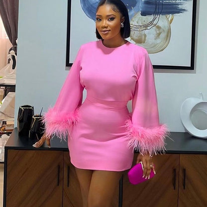 Robe courte avec poignets délicats et plumes pour femmes