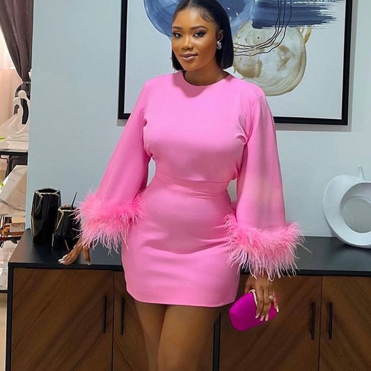 Robe courte avec poignets délicats et plumes pour femmes