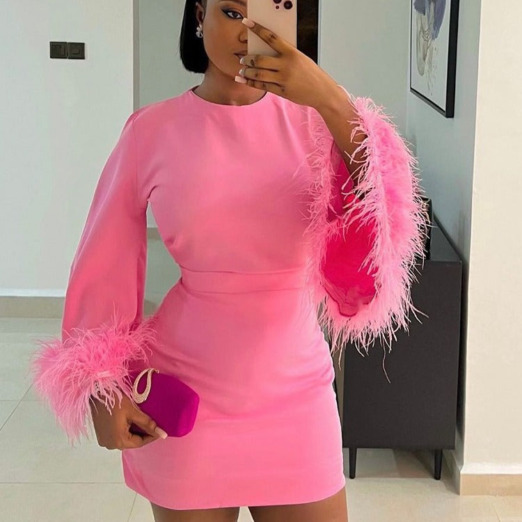 Robe courte avec poignets délicats et plumes pour femmes