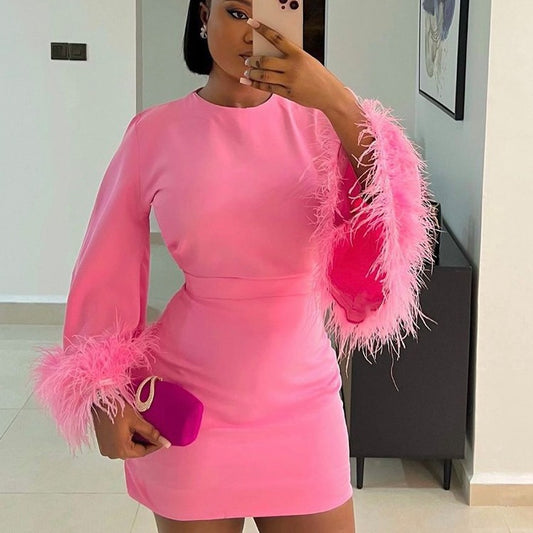 Robe courte avec poignets délicats et plumes pour femmes