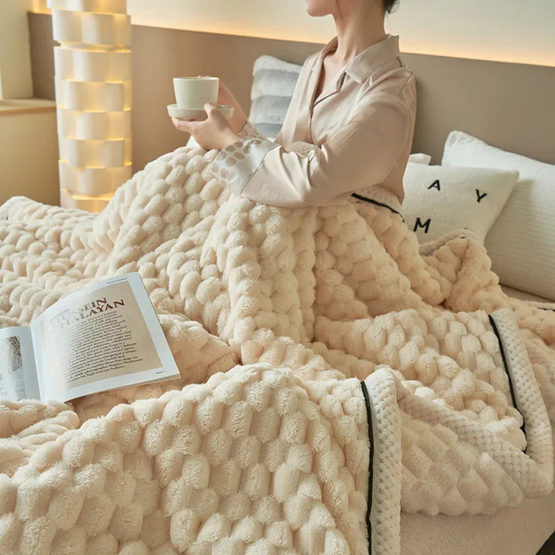 Plush Flannel Throw Blanket – Mid-Weight Sofa and Bed Layer product detail photo for bedroom