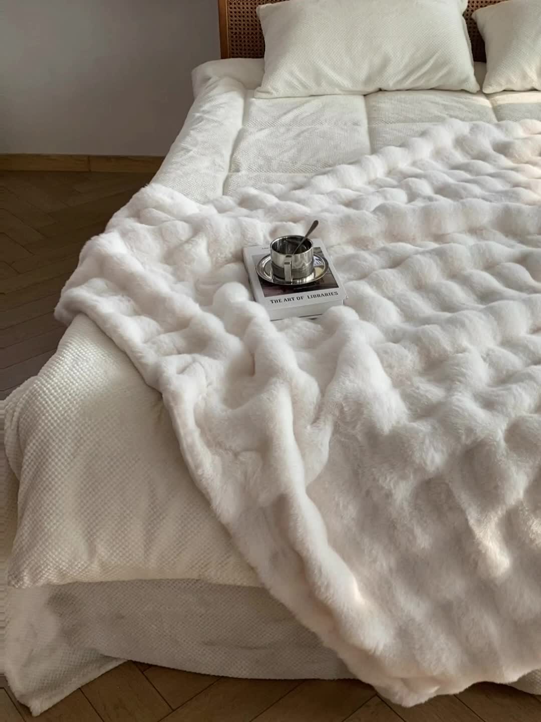 Plush Fleece Throw Blanket - Sofa and Bed Layer product detail photo for bedroom
